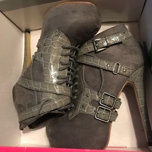 Shoe dazzle meilin bootie size 6